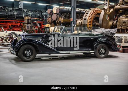 SINSHEIM, DEUTSCHLAND - MAI 2022: Silberschwarzer Mercedes Benz G 4 1938 110ps Stockfoto