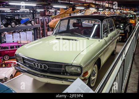 SINSHEIM, DEUTSCHLAND - MAI 2022: Weißer Audi 60 1968 55ps Stockfoto