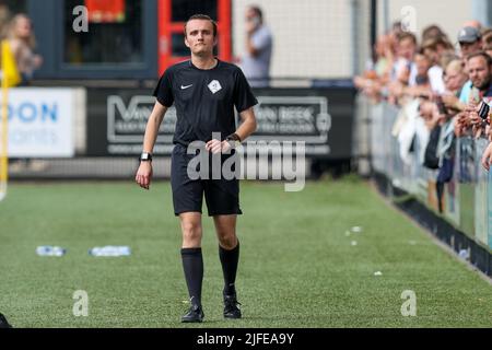 GOUDA, NIEDERLANDE - 2. JULI: Aufwärmen des Assistentschiedsrichters Robby Hornes während des Vorsaison-Freundschaftsspiel zwischen Gouds Sterrenteam und Sparta Rotterdam bei Jodan Boys am 2. Juli 2022 in Gouda, Niederlande (Foto von Hans van der Valk/Orange Picics) Credit: Orange Pics BV/Alamy Live News Stockfoto