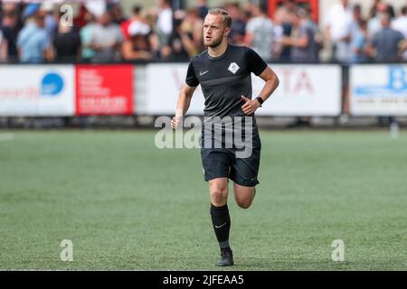 GOUDA, NIEDERLANDE - 2. JULI: Aufwärmen des Assistentschiedsrichters Gideon Begeer während des Vorsaison-Freundschaftsspiel zwischen Gouds Sterrenteam und Sparta Rotterdam bei Jodan Boys am 2. Juli 2022 in Gouda, Niederlande (Foto: Hans van der Valk/Orange Picics) Credit: Orange Pics BV/Alamy Live News Stockfoto