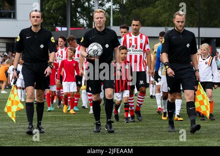 GOUDA, NIEDERLANDE - 2. JULI: Assistentschiedsrichter Robby Hornes, Schiedsrichter Kevin Blom, Assistentschiedsrichter Gideon Begeer während des Vorsaison-Freundschaftsspiel zwischen Gouds Sterrenteam und Sparta Rotterdam bei Jodan Boys am 2. Juli 2022 in Gouda, Niederlande (Foto: Hans van der Valk/Orange Picters) Quelle: Orange Pics BV/Alamy Live News Stockfoto