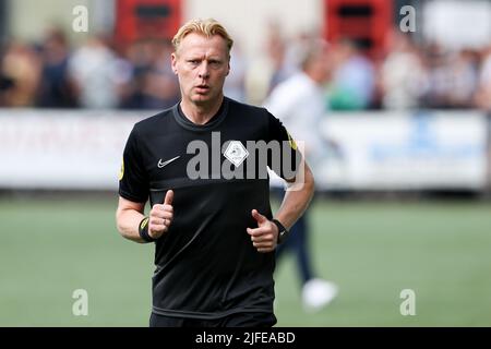 GOUDA, NIEDERLANDE - 2. JULI: Aufwärmen von Schiedsrichter Kevin Blom während des Vorsaison-Freundschaftsspiel zwischen Gouds Sterrenteam und Sparta Rotterdam bei Jodan Boys am 2. Juli 2022 in Gouda, Niederlande (Foto von Hans van der Valk/Orange Picics) Credit: Orange Pics BV/Alamy Live News Stockfoto