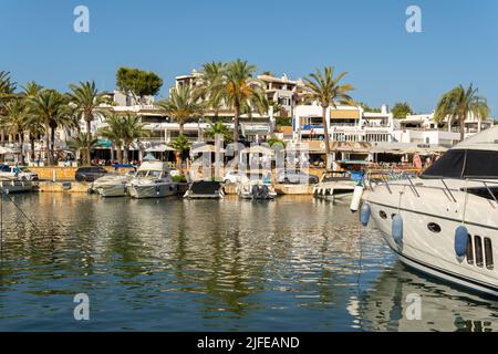 Cala d'Or, Spanien; 25 2022. juni: Blick auf den Yachthafen von Cala d'Or bei Sonnenuntergang an einem sonnigen Sommertag. Insel Mallorca, Spanien Stockfoto