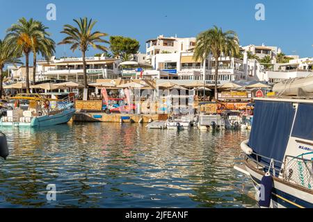 Cala d'Or, Spanien; 25 2022. juni: Blick auf den Yachthafen von Cala d'Or bei Sonnenuntergang an einem sonnigen Sommertag. Insel Mallorca, Spanien Stockfoto