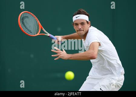 Der US-Amerikaner Taylor Fritz im Einsatz gegen den slowakischen Alex Molcan am sechsten Tag der Wimbledon Championships 2022 beim All England Lawn Tennis and Croquet Club in Wimbledon. Bilddatum: Samstag, 2. Juli 2022. Stockfoto