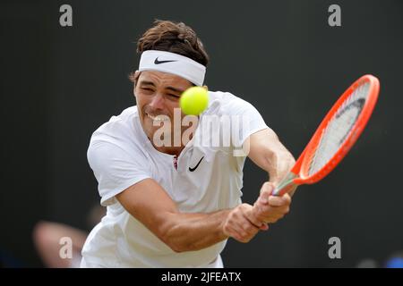 Der US-Amerikaner Taylor Fritz im Einsatz gegen den slowakischen Alex Molcan am sechsten Tag der Wimbledon Championships 2022 beim All England Lawn Tennis and Croquet Club in Wimbledon. Bilddatum: Samstag, 2. Juli 2022. Stockfoto