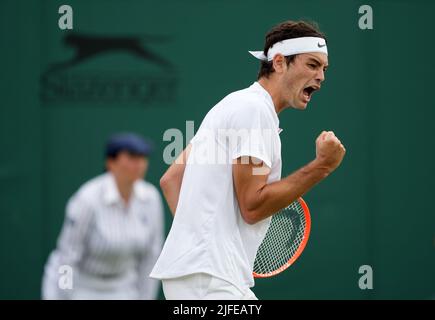 Der US-Amerikaner Taylor Fritz im Einsatz gegen den slowakischen Alex Molcan am sechsten Tag der Wimbledon Championships 2022 beim All England Lawn Tennis and Croquet Club in Wimbledon. Bilddatum: Samstag, 2. Juli 2022. Stockfoto