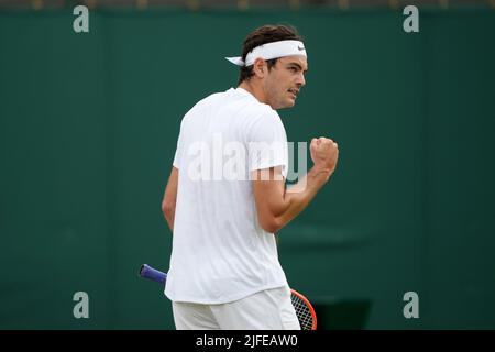 Der US-Amerikaner Taylor Fritz im Einsatz gegen den slowakischen Alex Molcan am sechsten Tag der Wimbledon Championships 2022 beim All England Lawn Tennis and Croquet Club in Wimbledon. Bilddatum: Samstag, 2. Juli 2022. Stockfoto