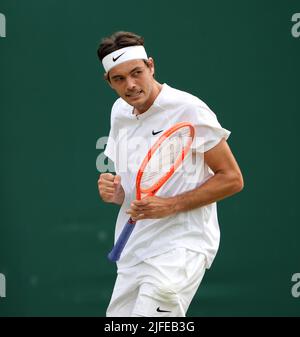 Der US-Amerikaner Taylor Fritz im Einsatz gegen den slowakischen Alex Molcan am sechsten Tag der Wimbledon Championships 2022 beim All England Lawn Tennis and Croquet Club in Wimbledon. Bilddatum: Samstag, 2. Juli 2022. Stockfoto