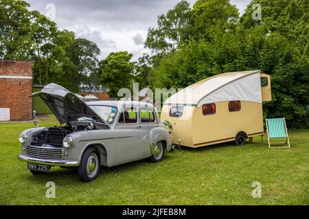 1952 Hillman Minx & Wessex Craftsman Caravan auf der Juni Scramble im Bicester Heritage Center am 19.. Juni 2022 ausgestellt Stockfoto