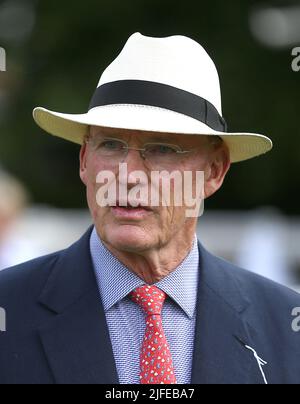 Rennpferdtrainer John Gosden (Newmarket) während des Coral Summer Festivals im Sandown Park, Esher. Bilddatum: Samstag, 2. Juli 2022. Stockfoto