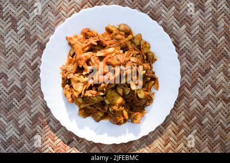 Jackfrucht-Rührbraten mit einem „Fritteuse“ oder Kathal KI sabji. Indische köstliche Beilage. Authentisches hausgemachtes asiatisches Gemüse, das mit Masalas gekocht wird. Stockfoto