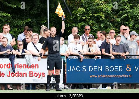 GOUDA, NIEDERLANDE - 2. JULI: Assistent-Schiedsrichter Gideon Begeer während des Vorsaison-Freundschaftsspiel zwischen Gouds Sterrenteam und Sparta Rotterdam bei Jodan Boys am 2. Juli 2022 in Gouda, Niederlande (Foto: Hans van der Valk/Orange Picters) Stockfoto