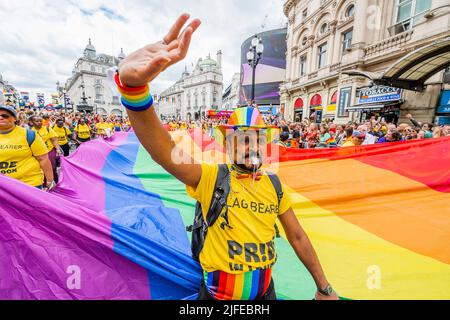 London, Großbritannien. 2.. Juli 2022. Die riesige Pride-Flagge bewegt sich am 50. Jahrestag des ersten Pride Marsches durch den Piccadilly Circus - Pride in London. Kredit: Guy Bell/Alamy Live Nachrichten Stockfoto