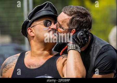 London, Großbritannien. 2.. Juli 2022. Der Gay Biker Motorradclub - Pride in London zum 50. Jahrestag des ersten Pride Marsches. Kredit: Guy Bell/Alamy Live Nachrichten Stockfoto