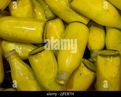 Ramadan oder Ramazan Essen Fest Hintergrund oder Iftar Party-Konzept - trockene Frucht Masala Milch Stockfoto