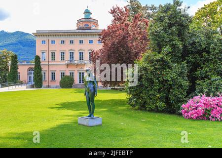 LUGANO, SCHWEIZ - 12. MAI 2018: Dies ist die Villa Ciani, in der sich das Stadtmuseum befindet, im Stadtpark. Stockfoto