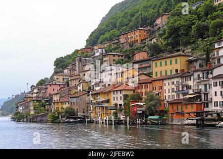 LUGANO, SCHWEIZ - 12. MAI 2018: Gandria ist ein Vorort der Stadt und liegt an den malerischen Hängen des Monte Bret in der Nähe des Luganersees. Stockfoto