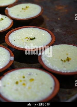 Ramadan oder Ramazan Essen Fest Hintergrund oder Iftar Party Konzept - Phirni, köstliche süße Gericht Stockfoto