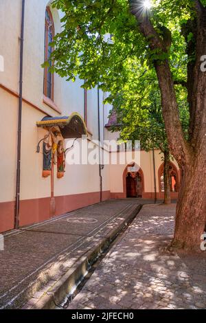 Martin‘‘Kirche in der Freiburger Altstadt am Rathausplatz im Hintergrund des alten Kreuzganges. Baden Württemberg, Deutschland, Europa Stockfoto