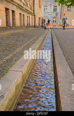 Freiburger Rundlauf (Freiburger Bächle) - künstliche Wasserläufe in den meisten Straßen und Gassen der Altstadt. Baden Wuerttember Stockfoto