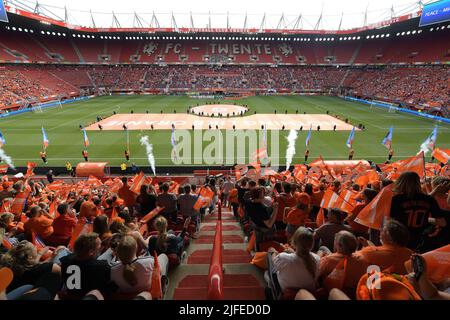 ENSCHEDE - die Orange Legion beim Freundschaftsspiel der Niederlande und Finnlands im Stadion De Grolsch Veste am 2. Juli 2022 in Enschede, Niederlande. ANP GERRIT VAN COLOGNE Stockfoto