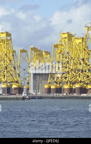 Ballastplattformen für Offshore-Windenergieanlagen im Hof von Nigg im Cromarty Firth von Easter Ross Scotland UK Stockfoto