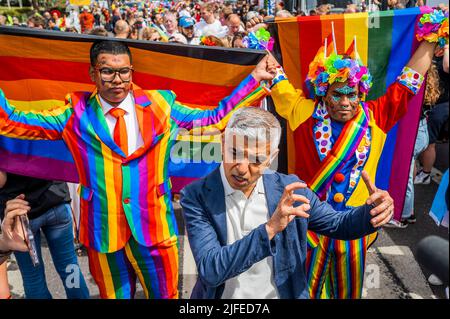 London, Großbritannien. 2.. Juli 2022. Sadiq Khan, Bürgermeister von London, spricht mit den Medien vor dem marsch - Stolz in London zum 50. Jahrestag des ersten Pride Marsch. Kredit: Guy Bell/Alamy Live Nachrichten Stockfoto