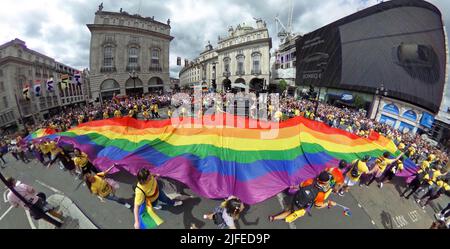 London, Großbritannien. 2.. Juli 2022. Riesige Regenbogenfahne, die am Piccadilly Circus bei der Pride in London Parade vorbeifährt. Mehr als 30.000 Teilnehmer nahmen an der Pride Parade in London Teil, um 50 Jahre Pride- und LGBT-Protest zu feiern. Kredit: Paul Brown/Alamy Live Nachrichten Stockfoto