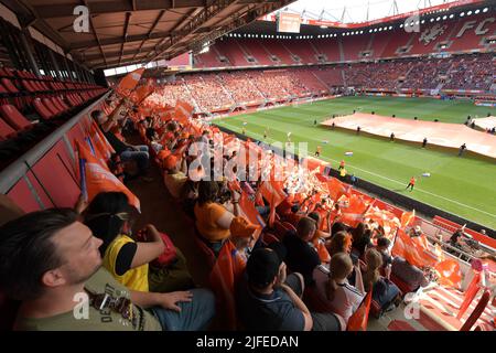 ENSCHEDE - die Orange Legion beim Freundschaftsspiel der Niederlande und Finnlands im Stadion De Grolsch Veste am 2. Juli 2022 in Enschede, Niederlande. ANP GERRIT VAN COLOGNE Stockfoto