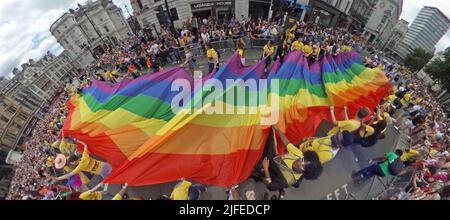 London, Großbritannien. 2.. Juli 2022. Riesige Regenbogenfahne, die am Piccadilly Circus bei der Pride in London Parade vorbeifährt. Mehr als 30.000 Teilnehmer nahmen an der Pride Parade in London Teil, um 50 Jahre Pride- und LGBT-Protest zu feiern. Kredit: Paul Brown/Alamy Live Nachrichten Stockfoto