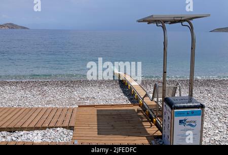 Seatrac Mobilitätshilfe für Schwimmer, die ins Meer kommen. Tilos griechische Insel Stockfoto
