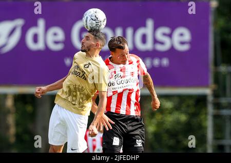 GOUDA, NIEDERLANDE - 2. JULI: Khalid Khouaki von Gouds Sterreteam, Mario Engels von Sparta Rotterdam während des Vorsaison-Freundschaftsspiel zwischen Gouds Sterrenteam und Sparta Rotterdam bei Jodan Boys am 2. Juli 2022 in Gouda, Niederlande (Foto: Hans van der Valk/Orange PicBilder) Stockfoto