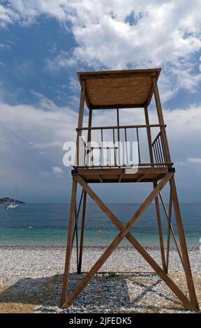 Hölzerne Rettungsschwimmer Plattform / Station, Strand, Livadia Dorf, Tilos Insel, Dodcanese, Griechenland Stockfoto