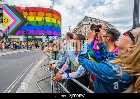 London, Großbritannien. 2.. Juli 2022. Anhänger mit Flaggen säumen die Route und der Werbebildschirm von Piccadilly Lights zeigt eine lange Botschaft der Unterstützung - Stolz in London zum 50. Jahrestag des ersten Pride Marsches. Kredit: Guy Bell/Alamy Live Nachrichten Stockfoto