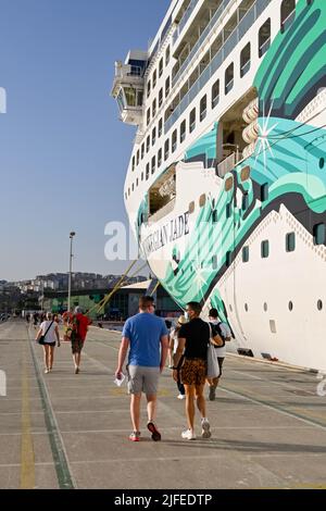 Kusadasi, Türkei - Juni Mai 2022: Passagiere, die am Pier entlang gehen, nachdem sie das norwegische Jade-Kreuzschiff, das von NCL betrieben wird, erhalten haben. Stockfoto