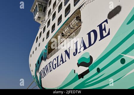 Kusadasi, Türkei - Juni Mai 2022: Nahaufnahme der Vorderseite des norwegischen Jade-Schiffes, das von NCL betrieben wird. Stockfoto