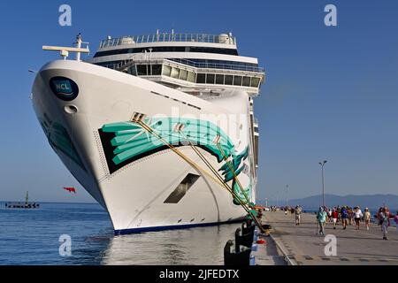 Kusadasi, Türkei - Juni Mai 2022: Passagiere, die am Pier entlang gehen, nachdem sie das norwegische Jade-Kreuzschiff, das von NCL betrieben wird, erhalten haben. Stockfoto