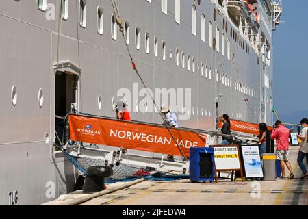 Kusadasi, Türkei - Juni Mai 2022: Passagiere steigen an Bord des norwegischen Jade-Kreuzfahrtschiffs, das von NCL betrieben wird. Stockfoto