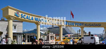 Kusadasi, Türkei - Juni Mai 2022: Panoramablick auf das Schild am Eingang des Kreuzfahrtterminals im Hafen Stockfoto