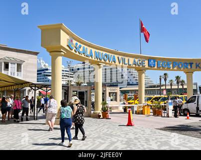 Kusadasi, Türkei - Juni Mai 2022: Passagiere gehen zum Kreuzfahrtterminal, um im Hafen an Bord ihres Schiffes zu gehen Stockfoto