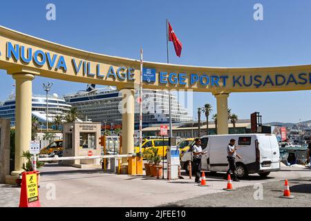 Kusadasi, Türkei - Juni Mai 2022: Eingang zum Kreuzfahrtterminal am Hafen Stockfoto