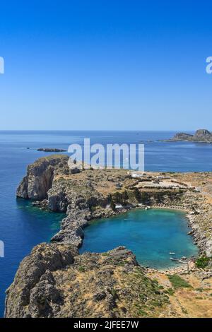 Lindos, Rhodos, Griechenland - Mai 2022: Luftaufnahme der St. Paul's Bay Stockfoto