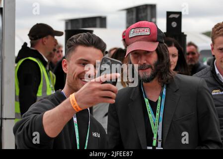 Silverstone, Großbritannien. 02.. Juli 2022. Keanu Reeves (USA) Schauspieler (rechts). Großer Preis von Großbritannien, Samstag, 2.. Juli 2022. Silverstone, England. Quelle: James Moy/Alamy Live News Stockfoto