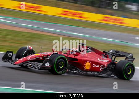 Silverstone, Großbritannien. 2.. Juli 2022, Silverstone Circuit, Silverstone, Northamptonshire, England: Britischer Grand Prix F1, Qualifying Sessions: Scuderia Ferrari-Fahrer Charles Leclerc in seinem Ferrari F1-75 Credit: Action Plus Sports Images/Alamy Live News Stockfoto