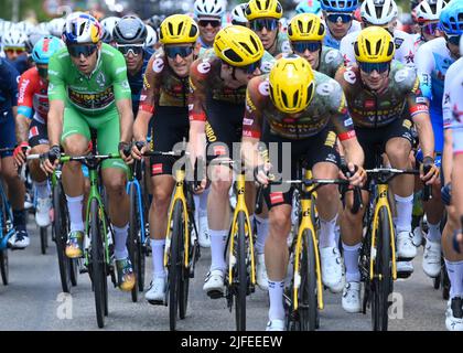 Jonas VINGEGAARD, Wout VAN AERT, Primož ROGLIČ entspannt auf Tour De France, Etappe 2, Roskilde nach Nyborg, Dänemark, 1.. Juli 2022, Bild: David Stockman/Pool/Goding Images/Alamy Live News Stockfoto