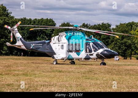 Epsom Surrey, London, 02 2022. Juli, Notfall-Krankenwagen In Der Luft, Der Von Epsom Downs Surrey Abfliegt Stockfoto