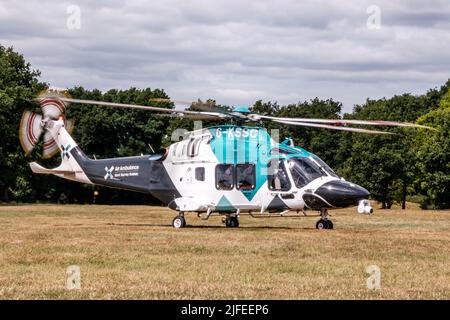 Epsom Surrey, London, 02 2022. Juli, Notfall-Krankenwagen In Der Luft, Der Von Epsom Downs Surrey Abfliegt Stockfoto