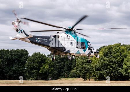 Epsom Surrey, London, 02 2022. Juli, Notfall-Krankenwagen In Der Luft, Der Von Epsom Downs Surrey Abfliegt Stockfoto