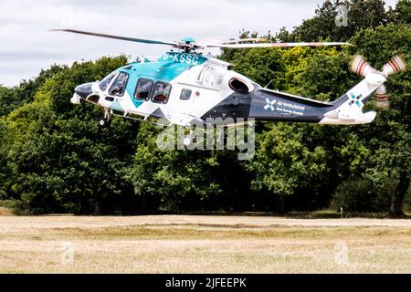 Epsom Surrey, London, 02 2022. Juli, Notfall-Krankenwagen In Der Luft, Der Von Epsom Downs Surrey Abfliegt Stockfoto